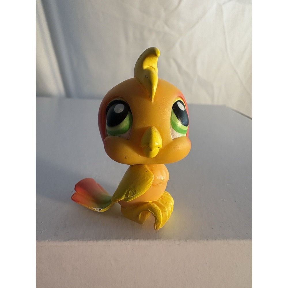 Hasbro Littlest Pet Shop Cockatoo 120 Yellow Bird Red Orange Green Eyes LPS